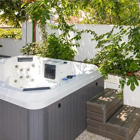 Amazing In With Swimming Pool